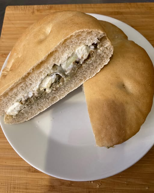 Pain coupé présenté sur une assiette, photographié par L’Union des Saveurs