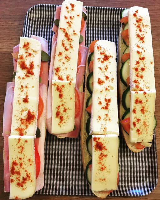 Sandwiches garnis photographiés à la boulangerie