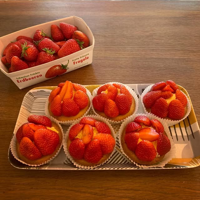 Tartelettes aux fraises présentées sur le comptoir de la boulangerie